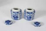 Conjunto com 3 peças de porcelana oriental azul... - Conjunto com 3 peças de porcelana oriental azul e branca, sendo vaso e par de pequenos potiches "porta chá"