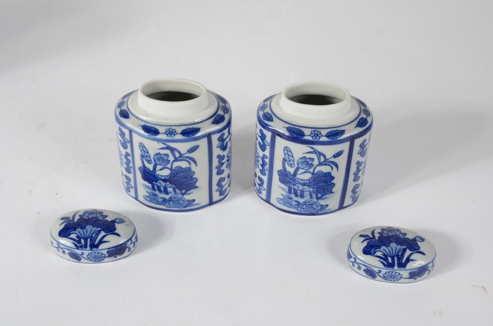 Conjunto com 3 peças de porcelana oriental azul e branca, sendo vaso... - foto 3 de 6