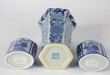 Conjunto com 3 peças de porcelana oriental azul... - Conjunto com 3 peças de porcelana oriental azul e branca, sendo vaso e par de pequenos potiches "porta chá"