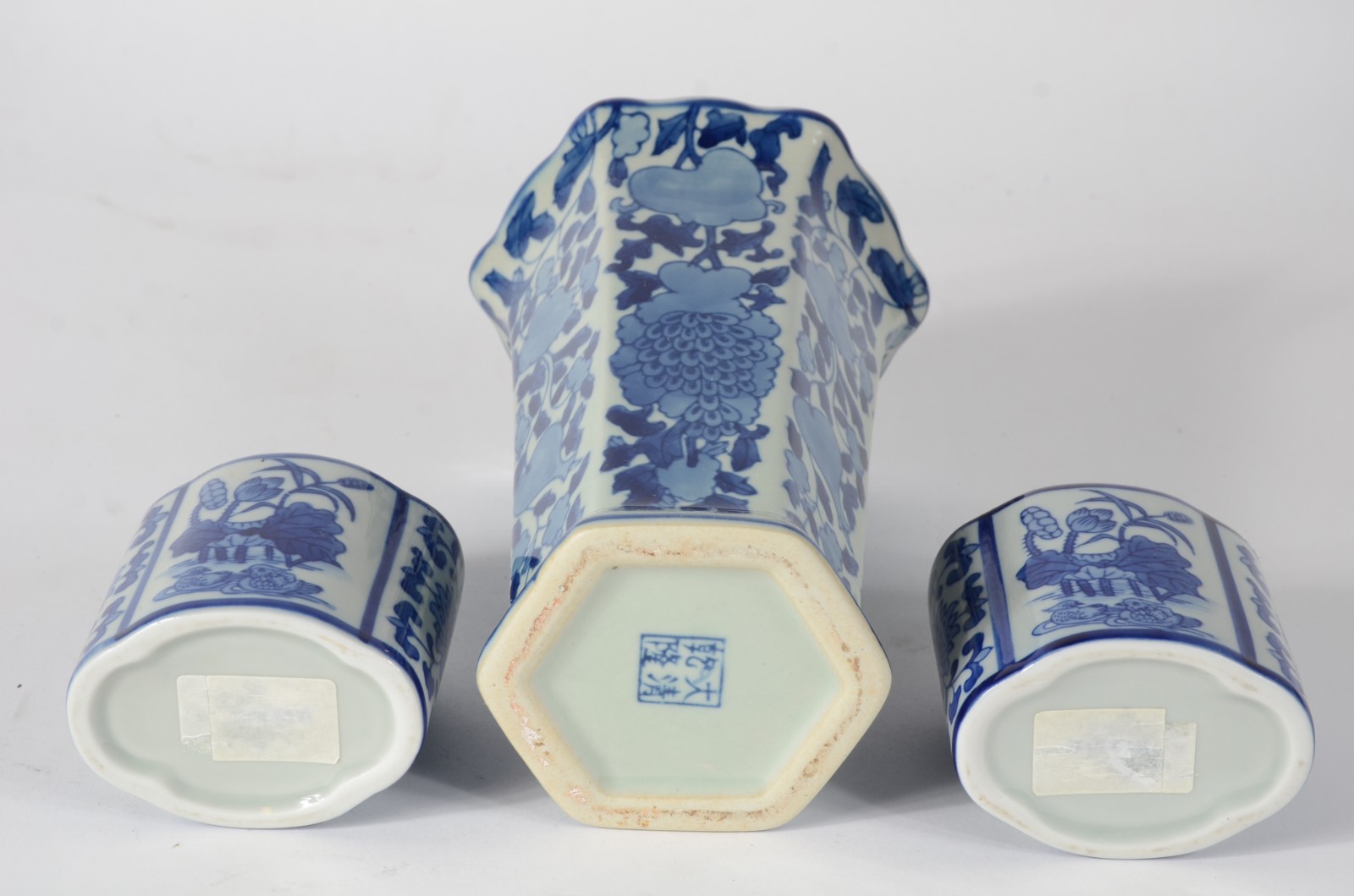 Conjunto com 3 peças de porcelana oriental azul e branca, sendo vaso... - foto 4 de 6