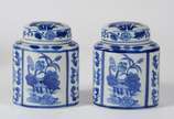 Conjunto com 3 peças de porcelana oriental azul... - Conjunto com 3 peças de porcelana oriental azul e branca, sendo vaso e par de pequenos potiches "porta chá"