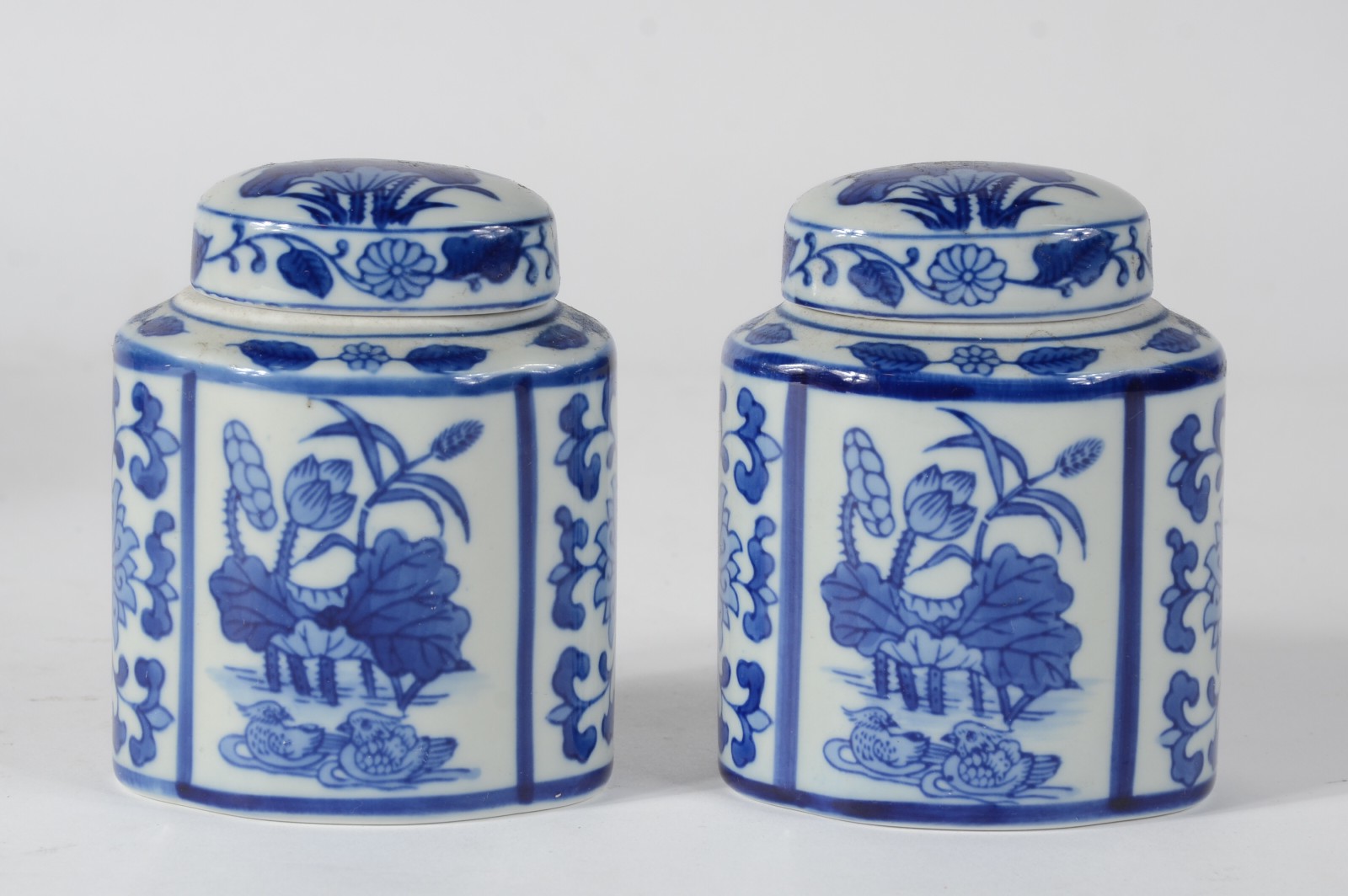 Conjunto com 3 peças de porcelana oriental azul e branca, sendo vaso... - foto 2 de 6