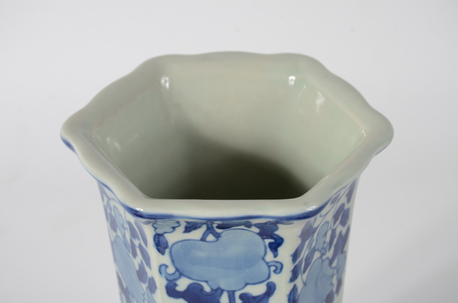 Conjunto com 3 peças de porcelana oriental azul e branca, sendo vaso... - foto 5 de 6