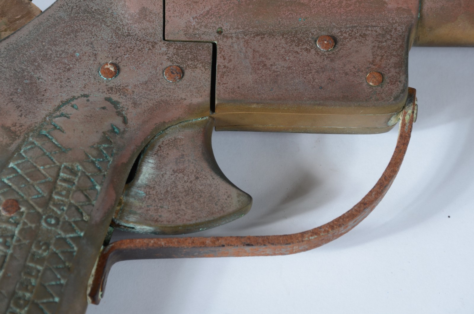 Objeto decorativo de bronze representando arma - foto 3 de 5