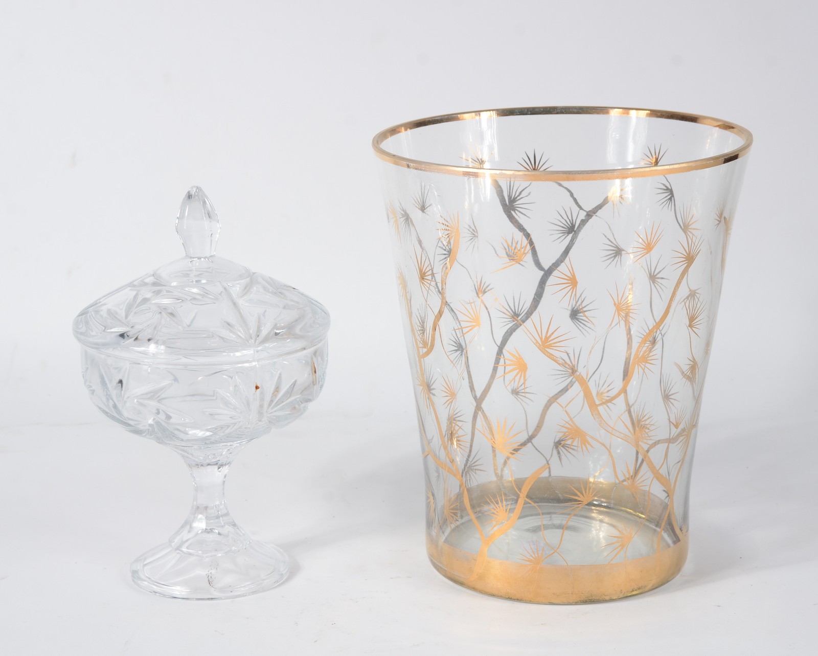 Duas peças diversas de cristal, sendo vaso com detalhes dourados e... - foto 1 de 6