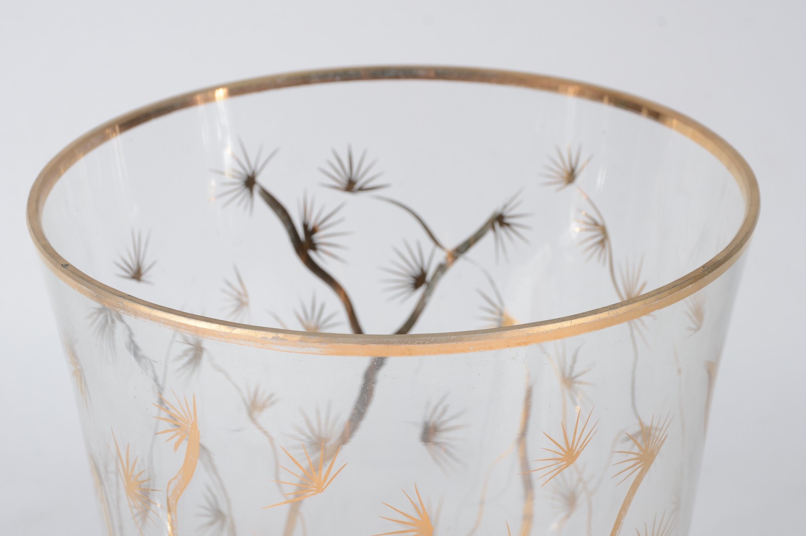 Duas peças diversas de cristal, sendo vaso com detalhes dourados e... - foto 2 de 6