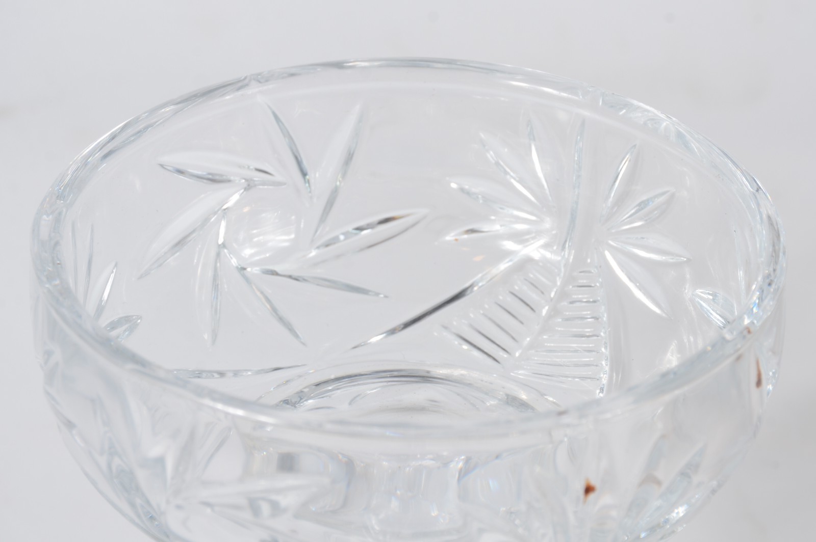 Duas peças diversas de cristal, sendo vaso com detalhes dourados e... - foto 4 de 6