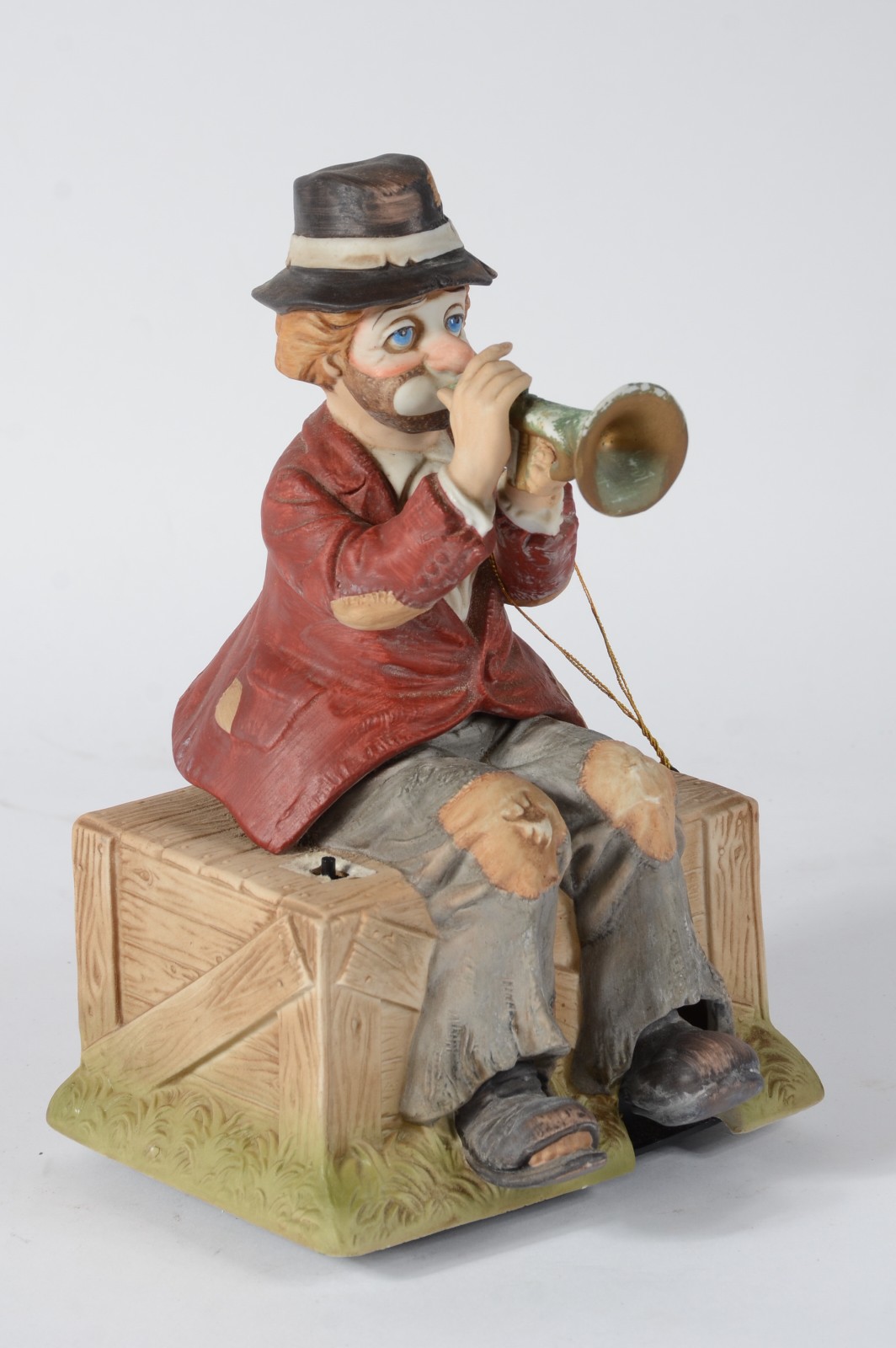 Grupo escultórico de porcelana representando figura de corneteiro (a... - foto 1 de 6