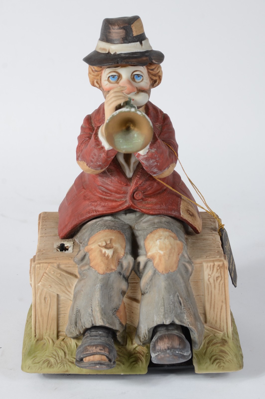 Grupo escultórico de porcelana representando figura de corneteiro (a... - foto 2 de 6