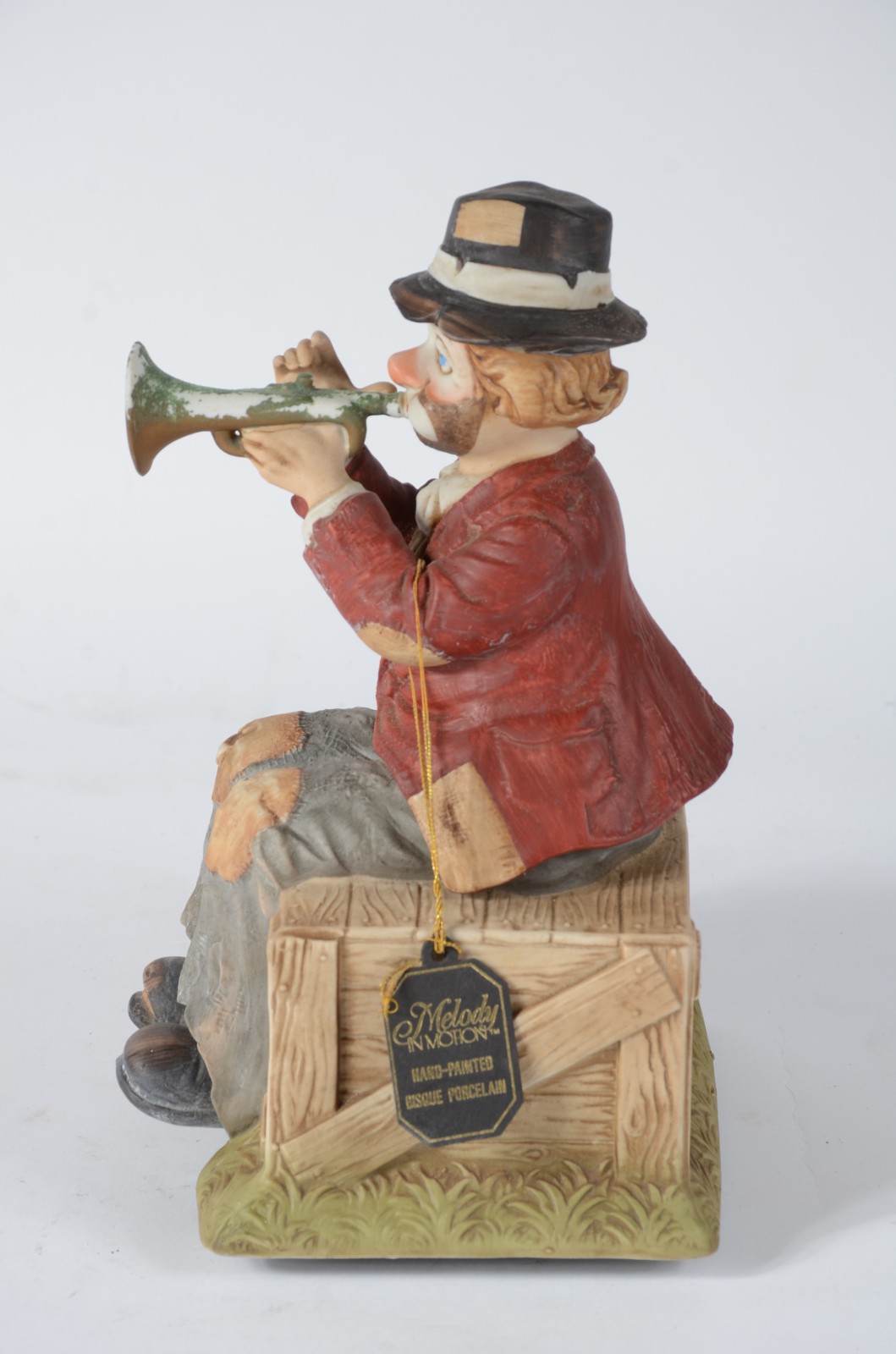 Grupo escultórico de porcelana representando figura de corneteiro (a... - foto 4 de 6