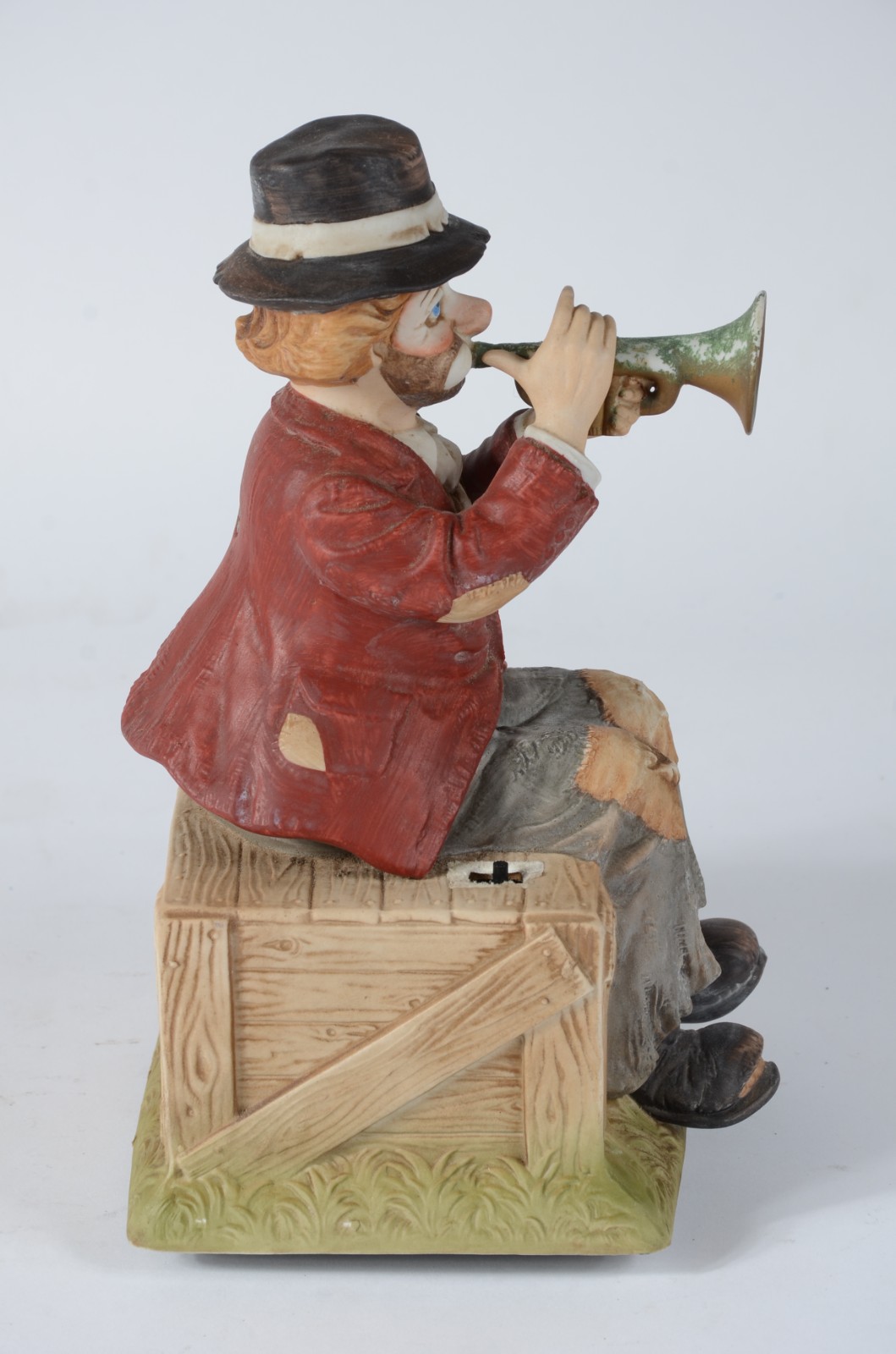 Grupo escultórico de porcelana representando figura de corneteiro (a... - foto 6 de 6