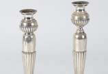 Par de castiçais de prata 925 mls, com enchimen... - Par de castiçais de prata 925 mls, com enchimentos nas bases. Um deles com restauro (está mais baixo). Peso total com enchimento 700 g.