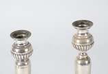 Par de castiçais de prata 925 mls, com enchimen... - Par de castiçais de prata 925 mls, com enchimentos nas bases. Um deles com restauro (está mais baixo). Peso total com enchimento 700 g.