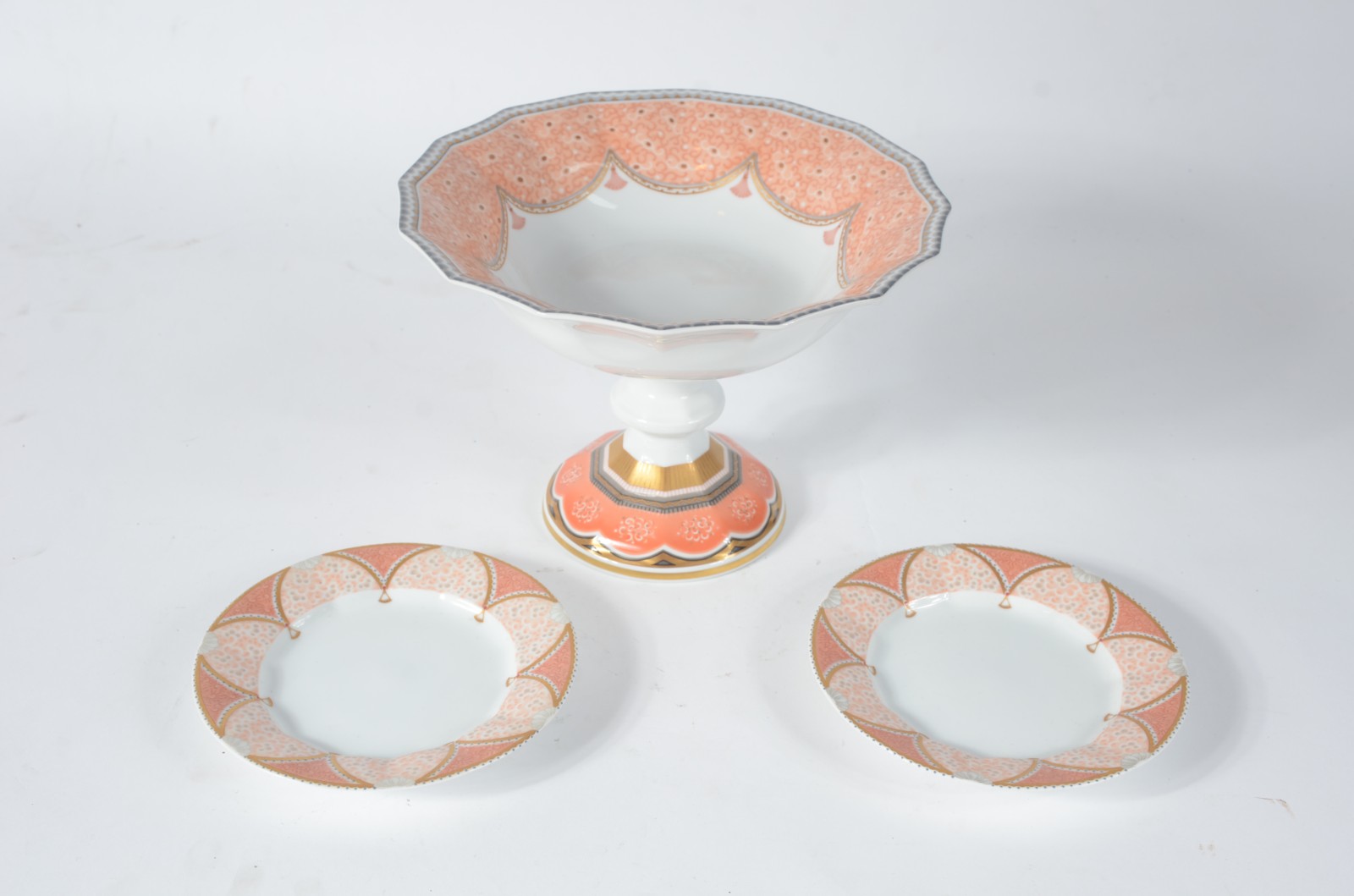 Conjunto de fruteira e par de pratos de porcelana com guirlandas em... - foto 2 de 8