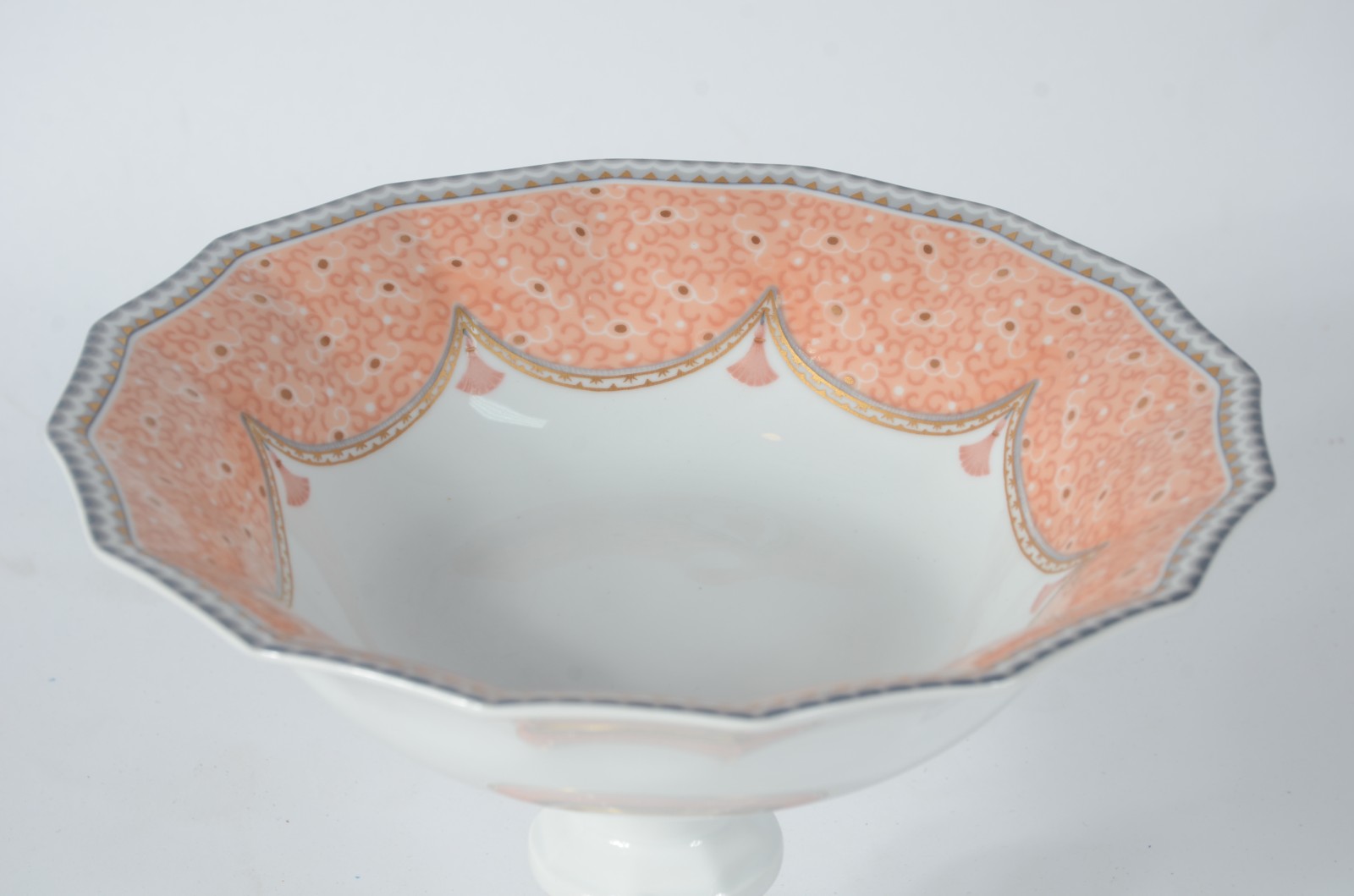 Conjunto de fruteira e par de pratos de porcelana com guirlandas em... - foto 3 de 8