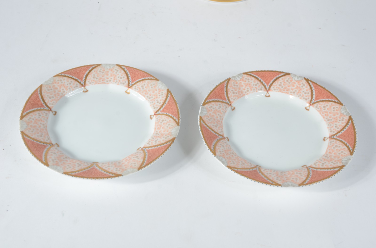 Conjunto de fruteira e par de pratos de porcelana com guirlandas em... - foto 4 de 8