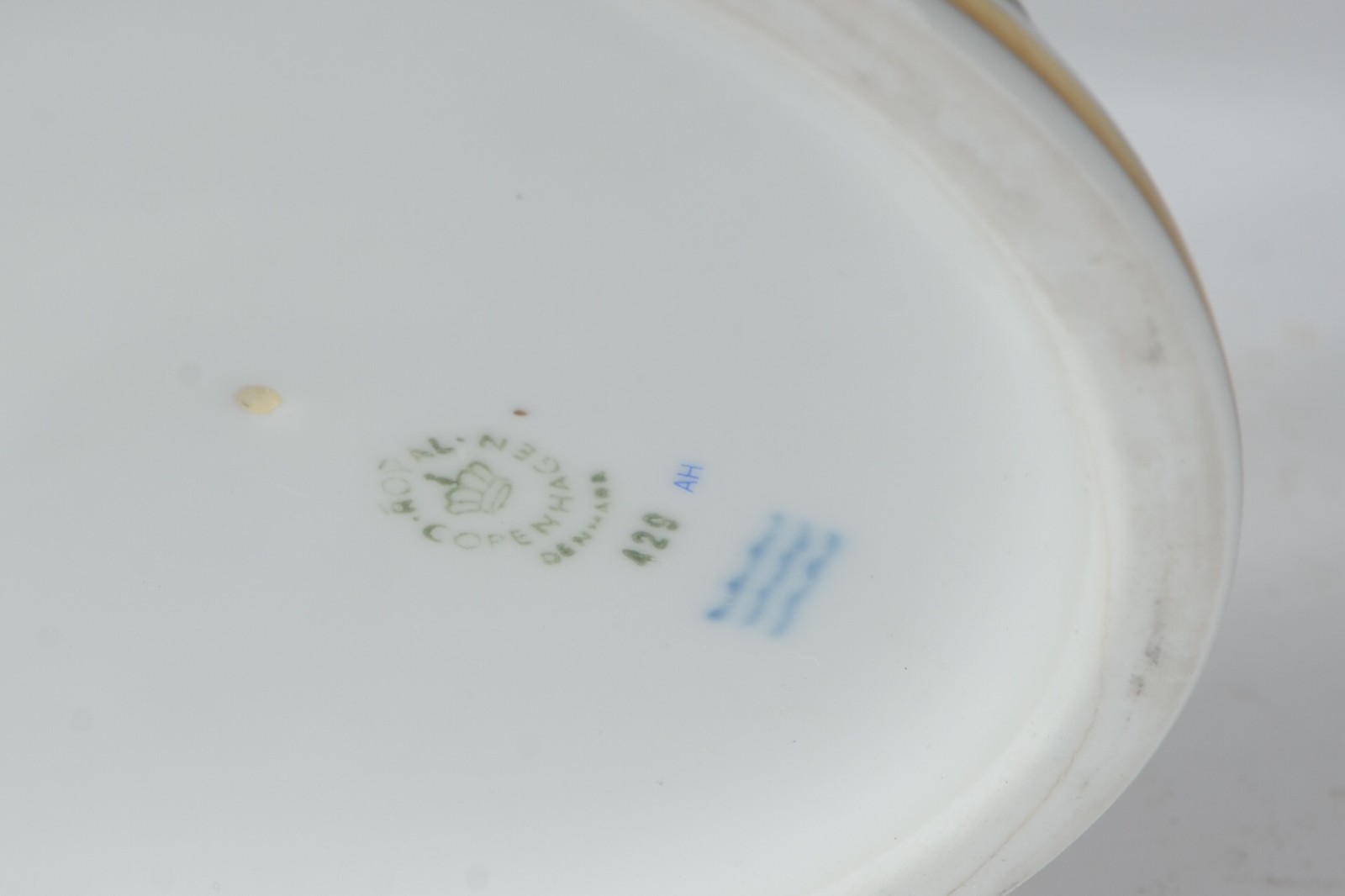 Conjunto de fruteira e par de pratos de porcelana com guirlandas em... - foto 6 de 8