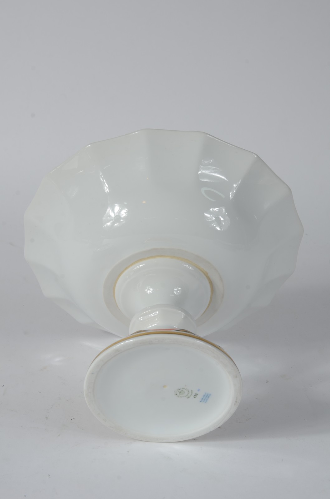 Conjunto de fruteira e par de pratos de porcelana com guirlandas em... - foto 7 de 8