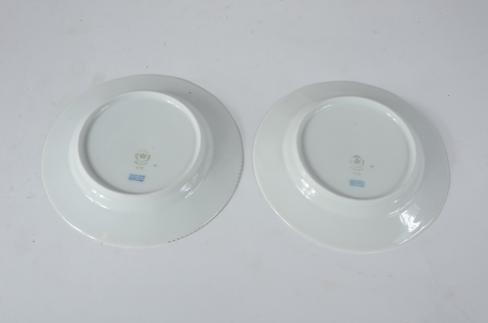 Conjunto de fruteira e par de pratos de porcelana com guirlandas em... - foto 8 de 8
