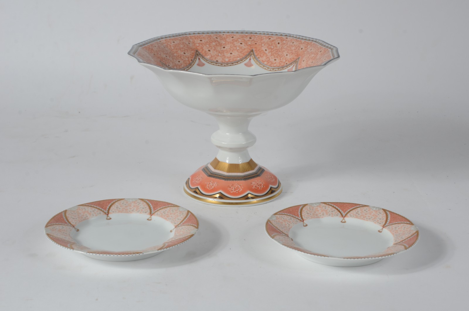 Conjunto de fruteira e par de pratos de porcelana com guirlandas em... - foto 1 de 8