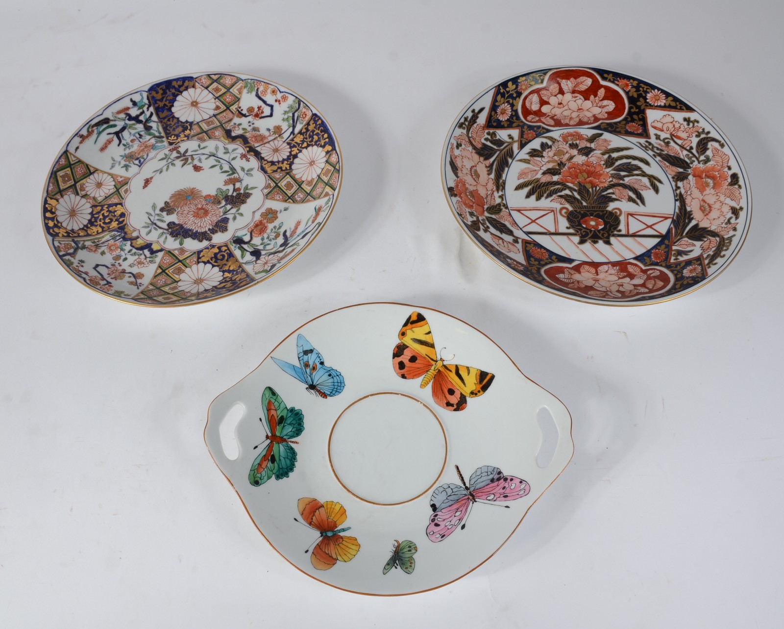Tres peças de porcelana pintada a mão, sendo 2 pratos e 1 pequena... - foto 1 de 5