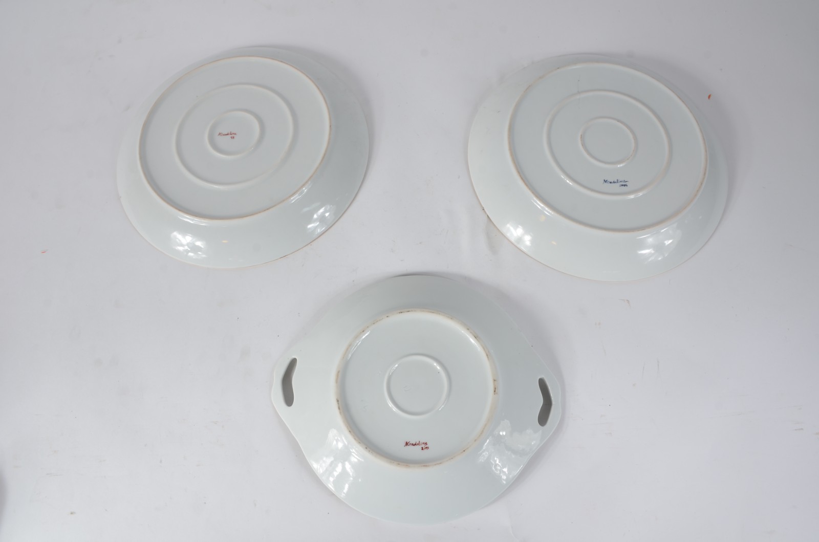 Tres peças de porcelana pintada a mão, sendo 2 pratos e 1 pequena... - foto 2 de 5