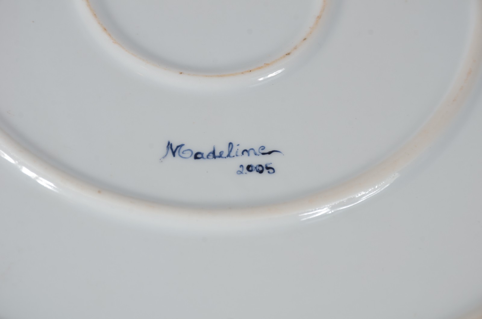 Tres peças de porcelana pintada a mão, sendo 2 pratos e 1 pequena... - foto 3 de 5