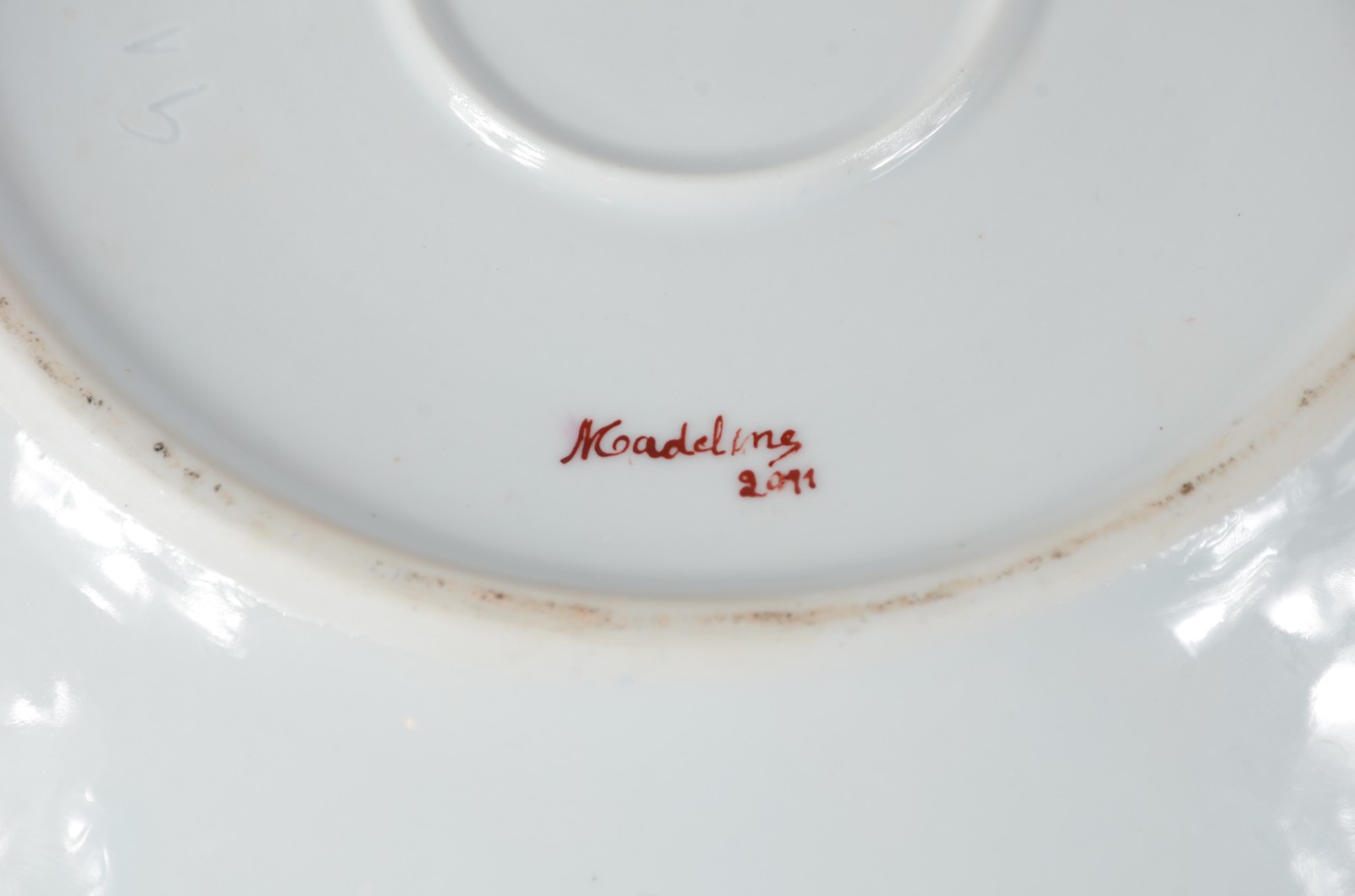 Tres peças de porcelana pintada a mão, sendo 2 pratos e 1 pequena... - foto 4 de 5