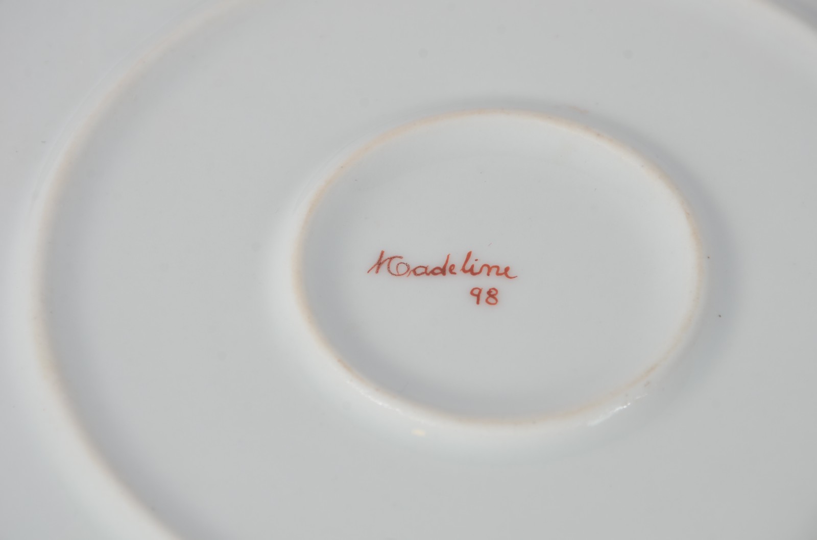 Tres peças de porcelana pintada a mão, sendo 2 pratos e 1 pequena... - foto 5 de 5