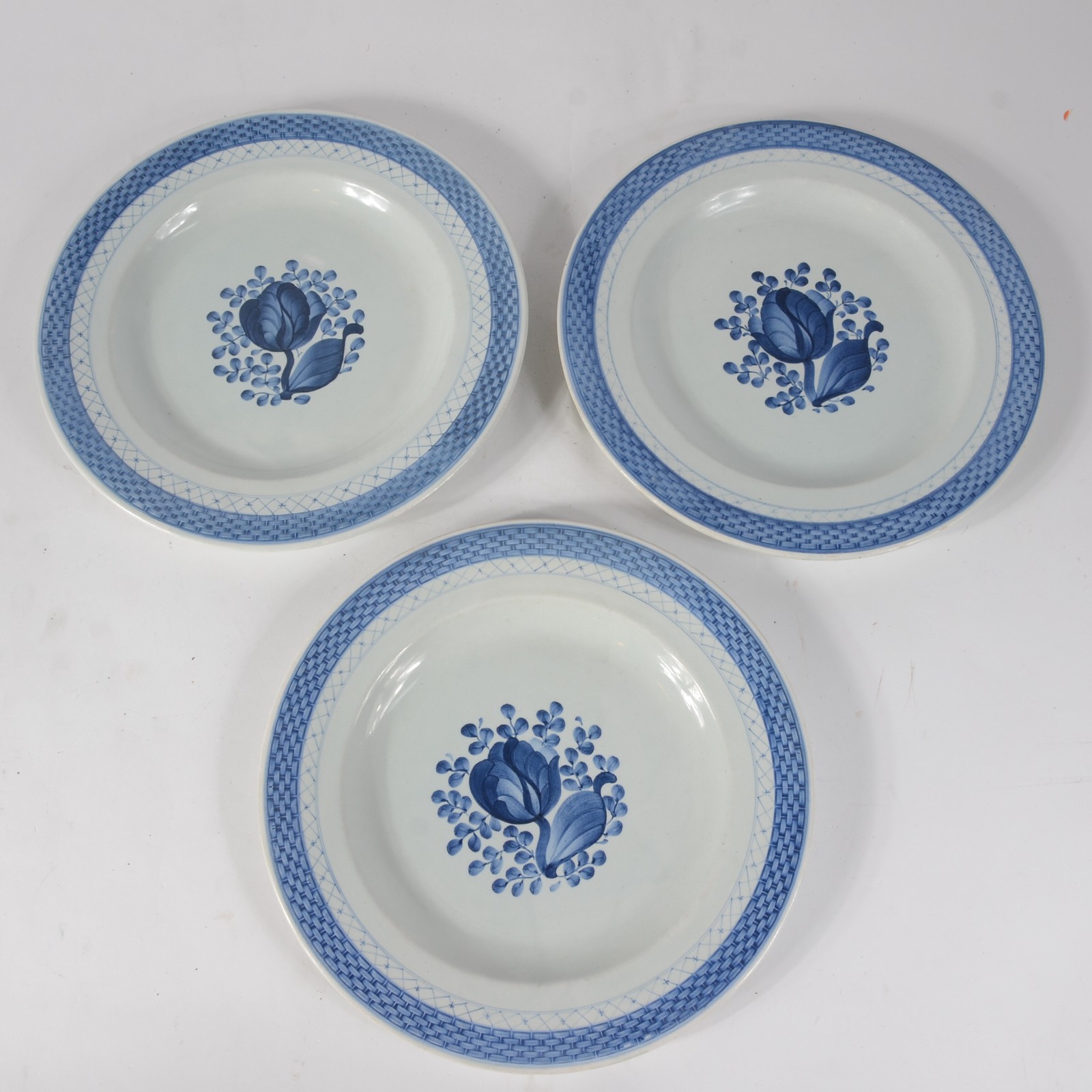 Tres pratos de porcelana Kopenhagen decoradas em azul e branco com... - foto 1 de 5