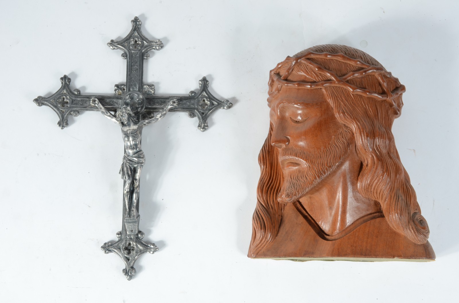 Duas peças sacras, sendo: Crucifixo de metal com figura de Cristo e... - foto 1 de 6