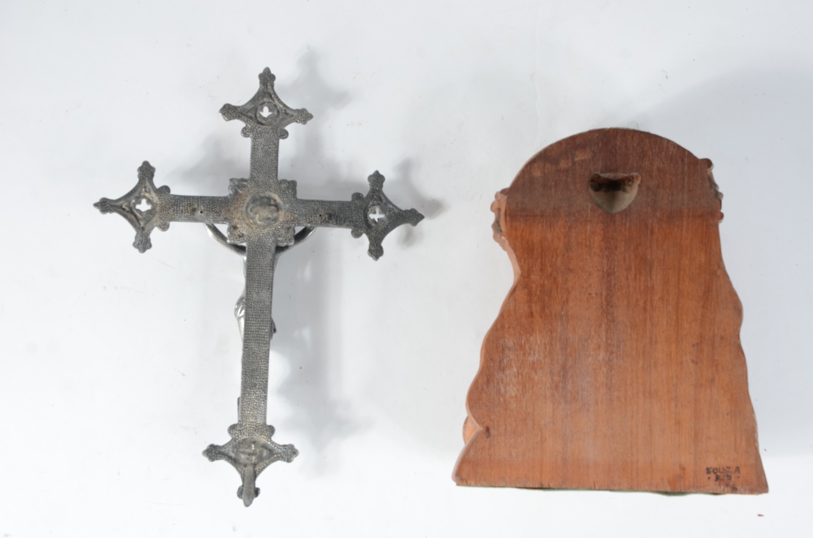 Duas peças sacras, sendo: Crucifixo de metal com figura de Cristo e... - foto 2 de 6