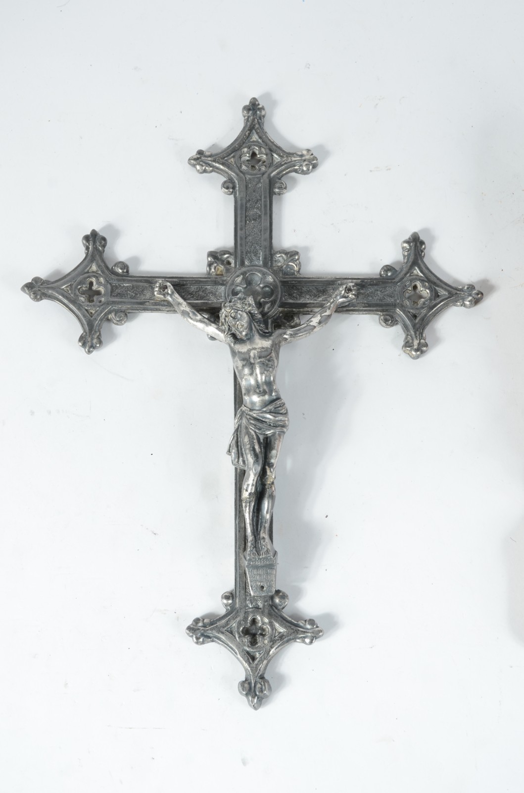 Duas peças sacras, sendo: Crucifixo de metal com figura de Cristo e... - foto 3 de 6