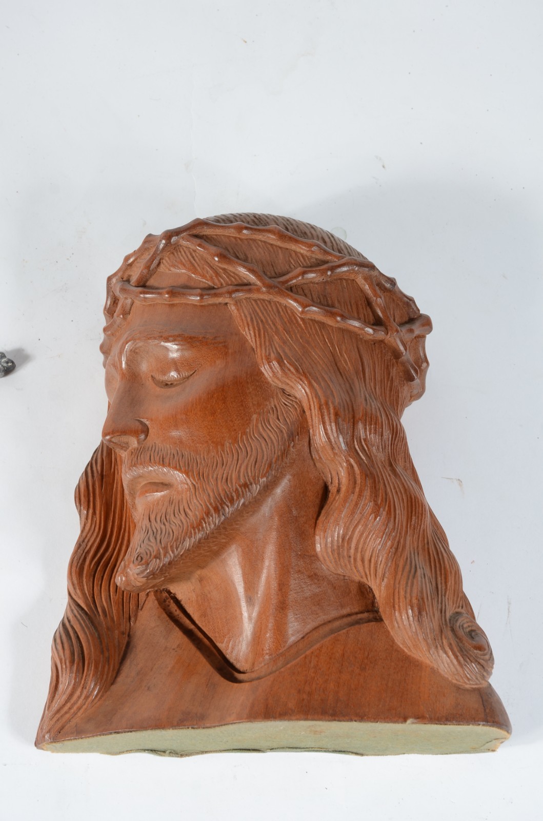 Duas peças sacras, sendo: Crucifixo de metal com figura de Cristo e... - foto 6 de 6