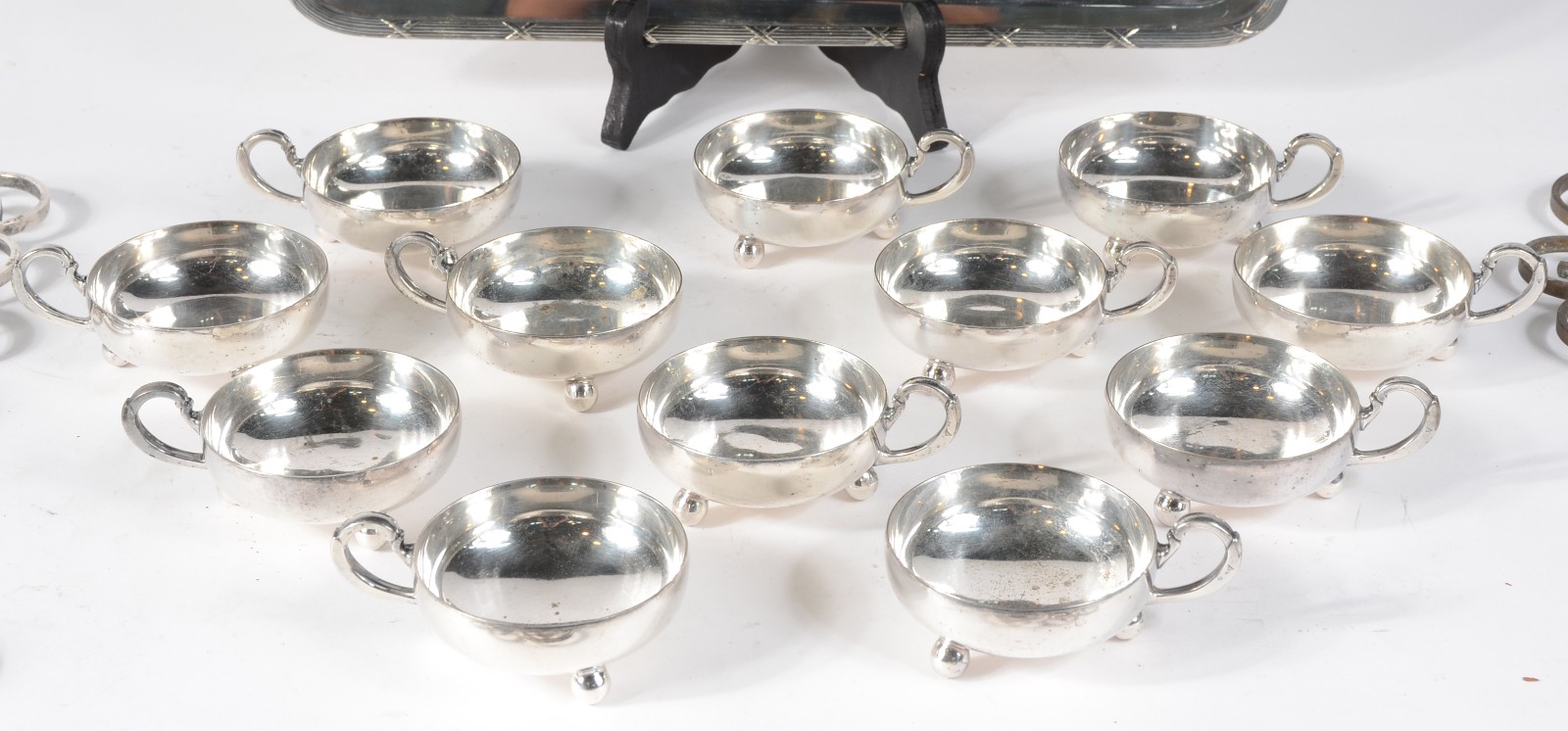 Diversas peças de metal prateado, sendo: 12 taças para sorvete, 6... - foto 2 de 5