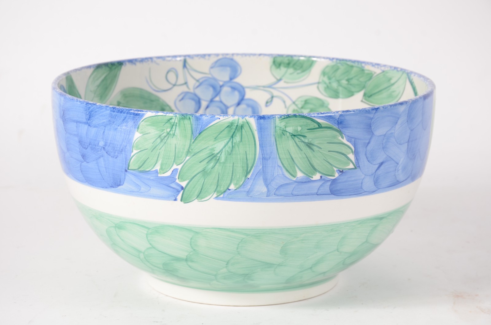 Bowl em faiança portuguesa decorado com folhas de parreira e cachos... - foto 2 de 5