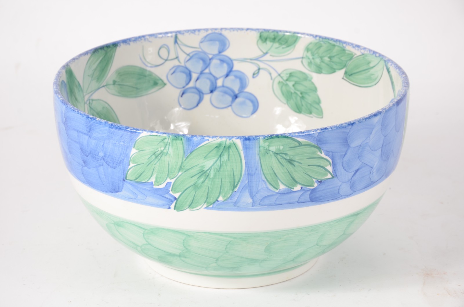 Bowl em faiança portuguesa decorado com folhas de parreira e cachos... - foto 1 de 5