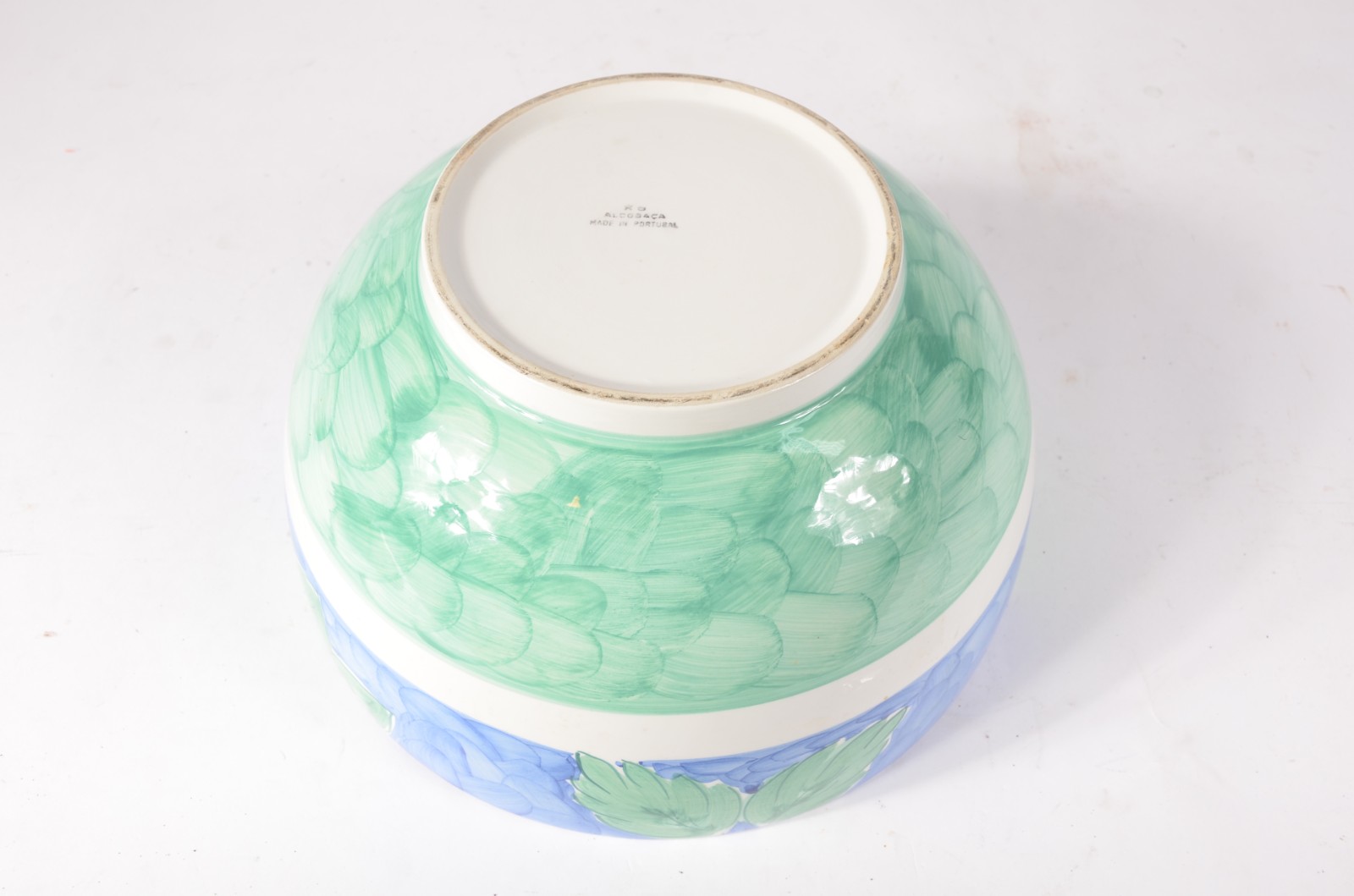Bowl em faiança portuguesa decorado com folhas de parreira e cachos... - foto 4 de 5