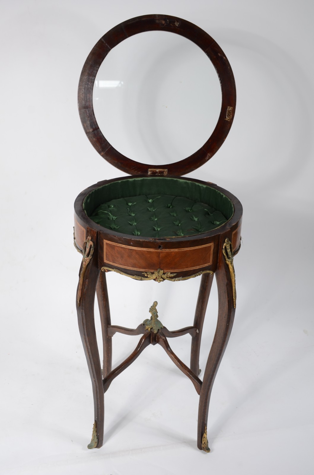 Mesa vitrine de madeira nobre, estilo frances, com aplicações de... - foto 3 de 8