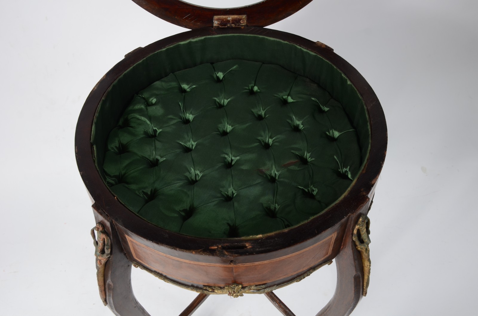 Mesa vitrine de madeira nobre, estilo frances, com aplicações de... - foto 4 de 8