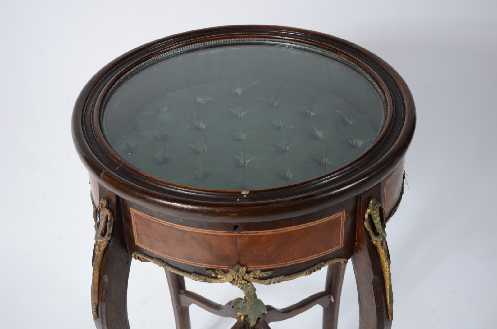Mesa vitrine de madeira nobre, estilo frances, com aplicações de... - foto 5 de 8