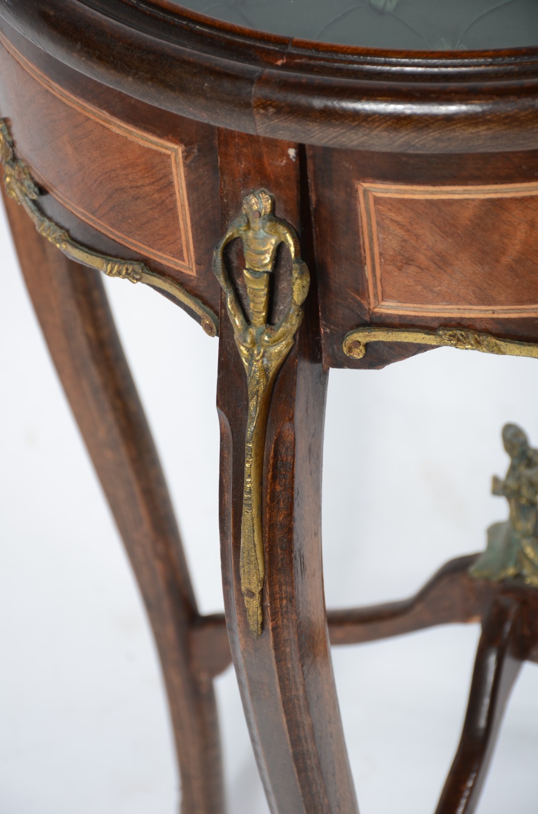 Mesa vitrine de madeira nobre, estilo frances, com aplicações de... - foto 6 de 8