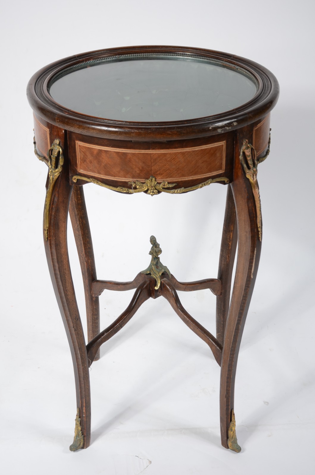Mesa vitrine de madeira nobre, estilo frances, com aplicações de... - foto 2 de 8
