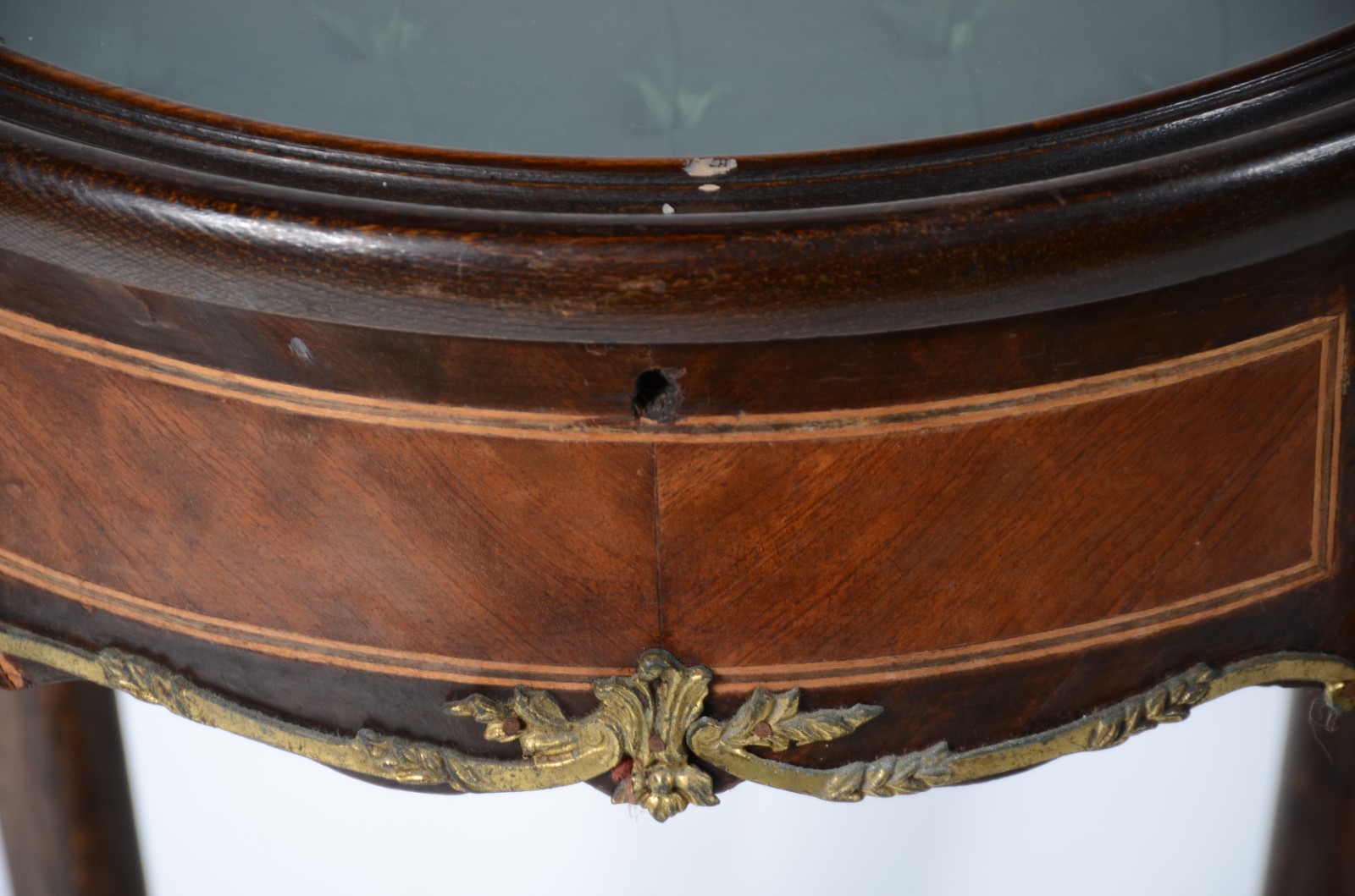 Mesa vitrine de madeira nobre, estilo frances, com aplicações de... - foto 7 de 8