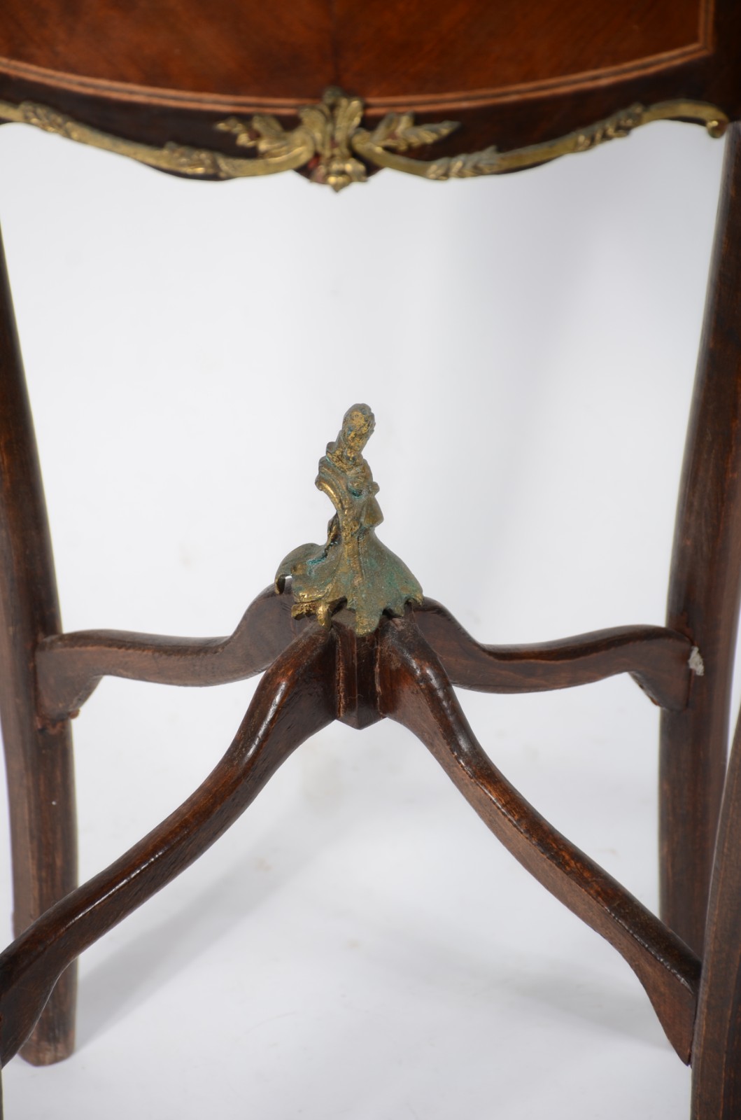 Mesa vitrine de madeira nobre, estilo frances, com aplicações de... - foto 8 de 8