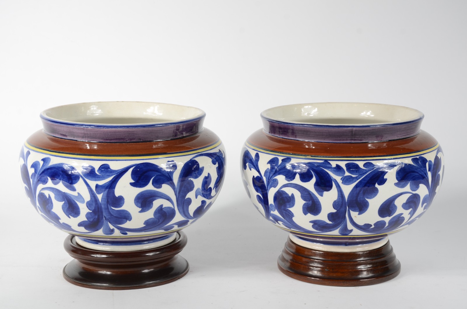 Par de cachepots de cerâmica decoração floral em tons de azul, bases... - foto 1 de 9