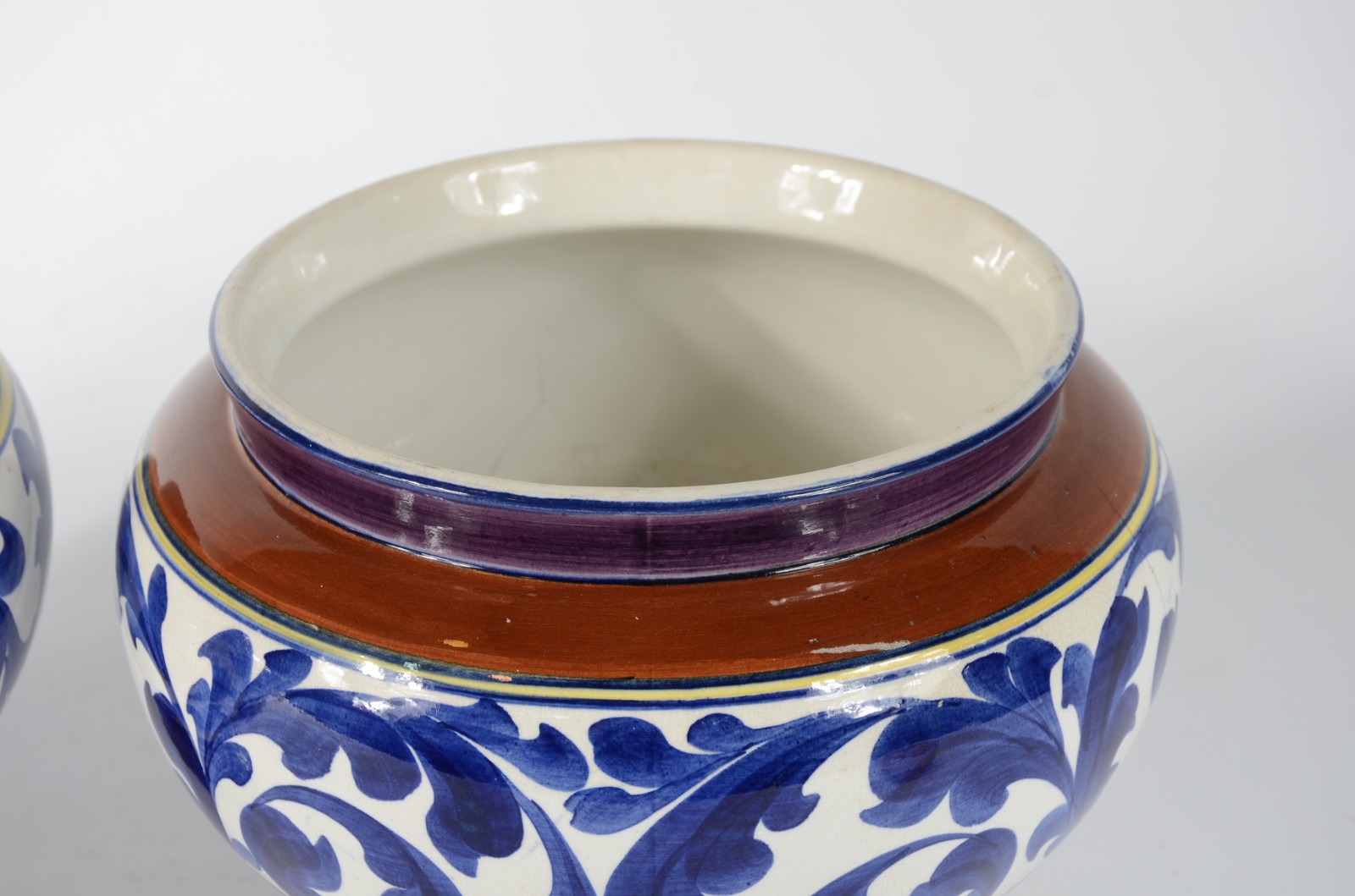Par de cachepots de cerâmica decoração floral em tons de azul, bases... - foto 3 de 9