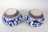 Par de cachepots de cerâmica decoração floral e... - Par de cachepots de cerâmica decoração floral em tons de azul, bases de madeira (um deles com fio de cabelo)