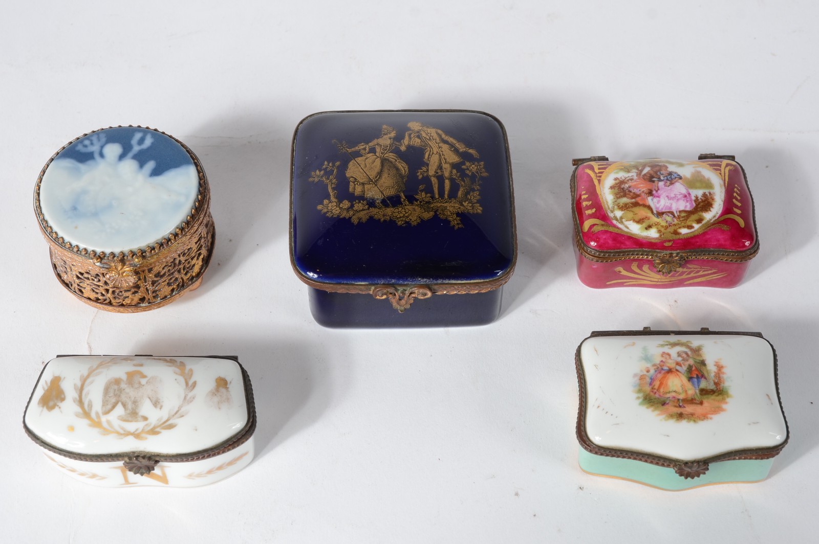 Cinco caixinhas porta jóias de porcelana de diversos modelos - foto 1 de 8