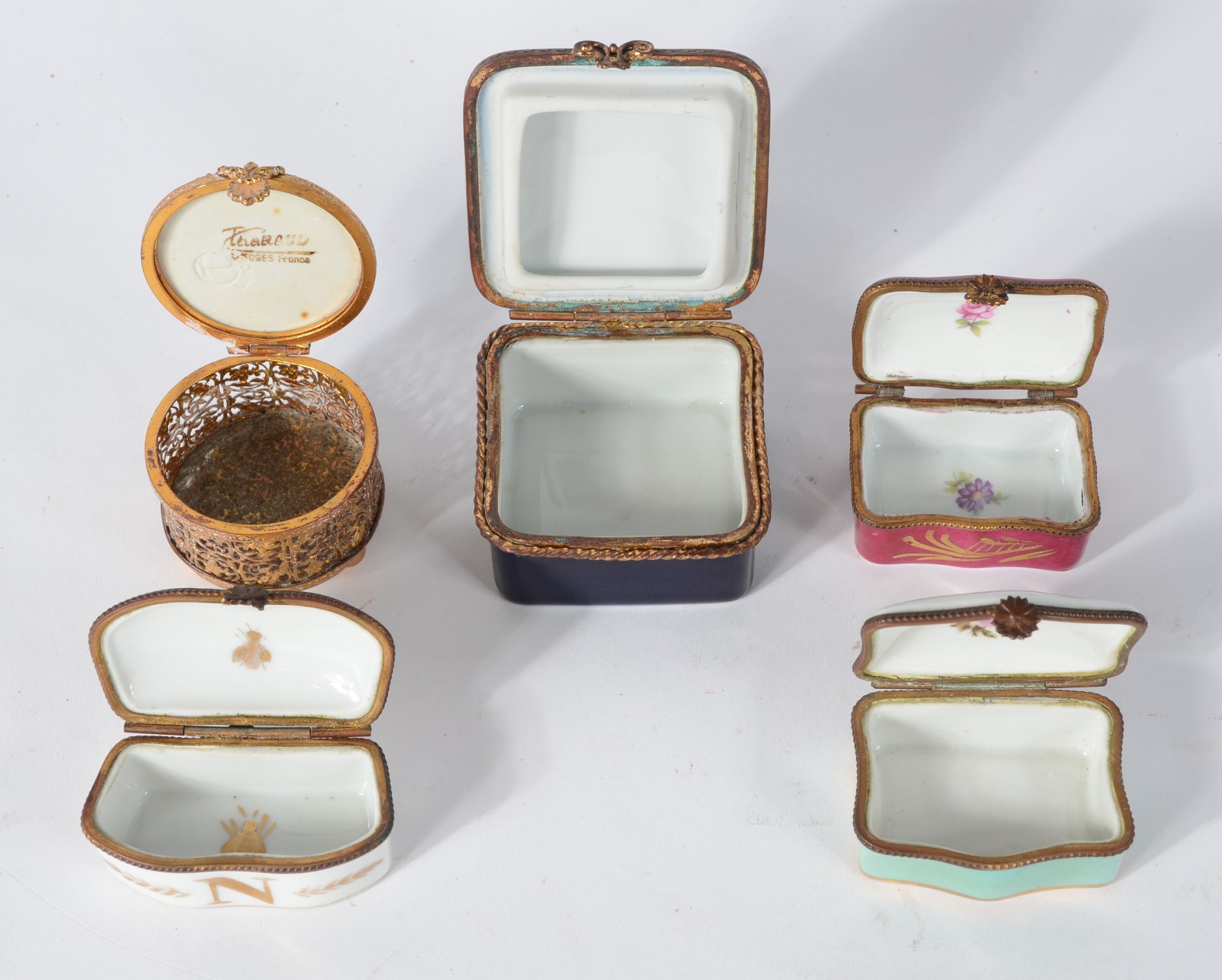 Cinco caixinhas porta jóias de porcelana de diversos modelos - foto 3 de 8